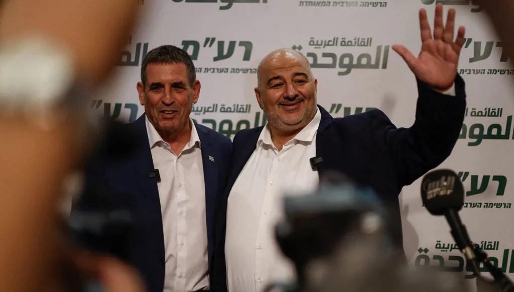 منصور عباس، يميناً، ويوآف سيغالوڤيتس خلال مؤتمر صحافي في الناصرة، 31 آب/أغسطس 2026 (أ ف ب)