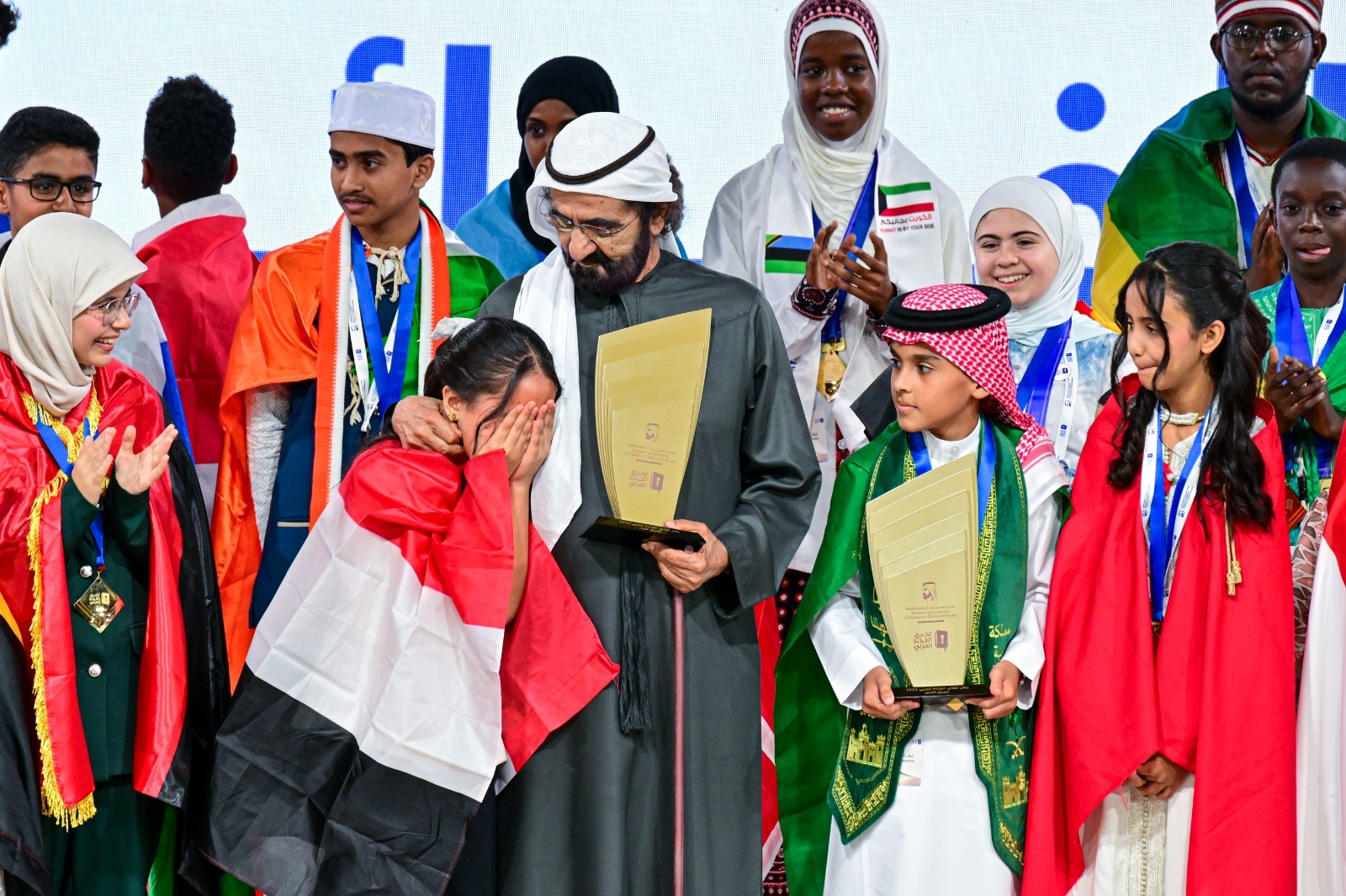 حاكم دبي محمد بن راشد يُكرّم الفائزين في تحدي القراءة العربي (الإمارات اليوم).