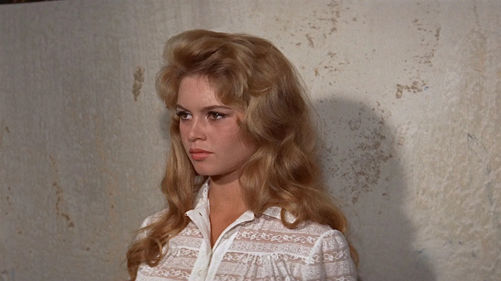 بريجيت باردو في “…وخلق الله المرأة“ لروجيه فاديم عام 1956. (أرشيفية)