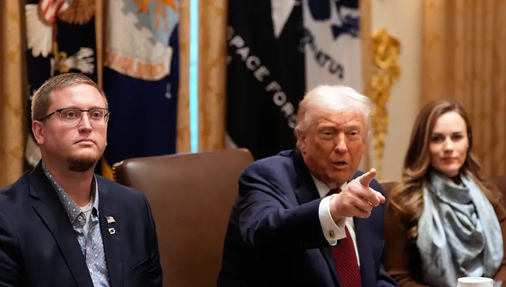 دونالد ترامب (مواقع).