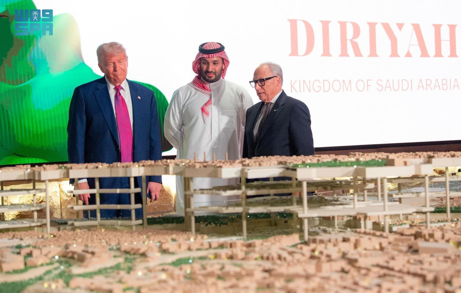 الأمير محمد بن سلمان والرئيس ترامب أمام مخطط الدرعية في مايو 2025. (واس)