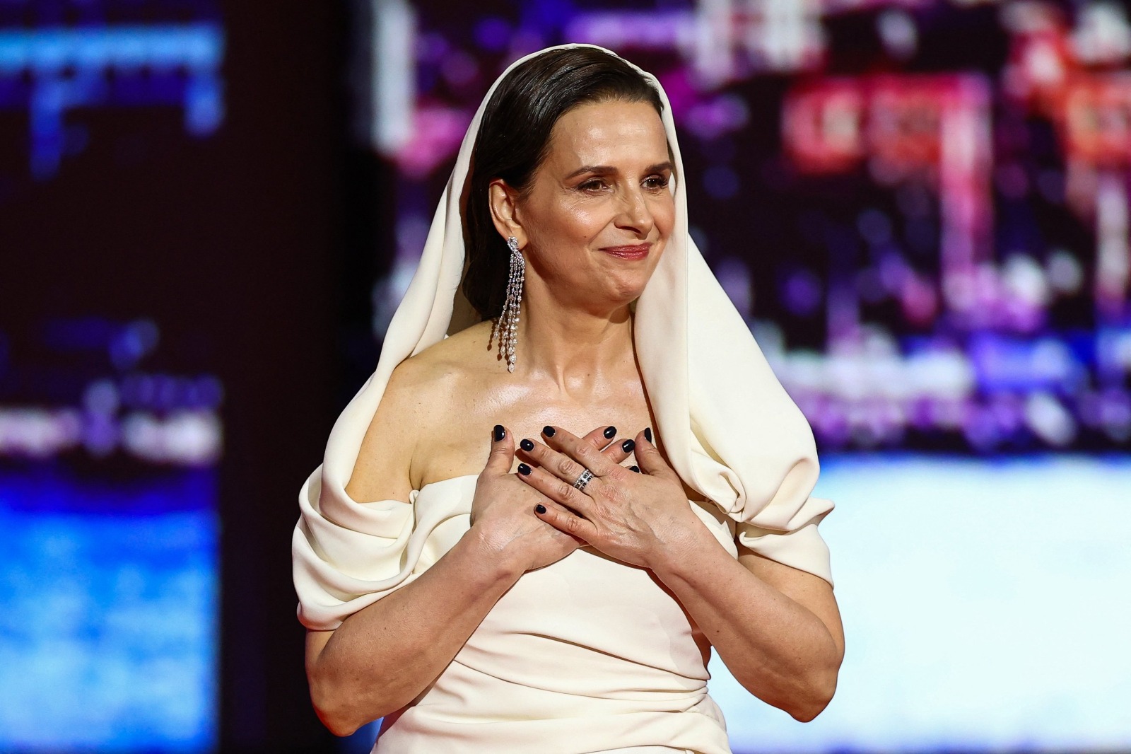 جولييت بينوش في مهرجان كانّ 2025. (أ ف ب)