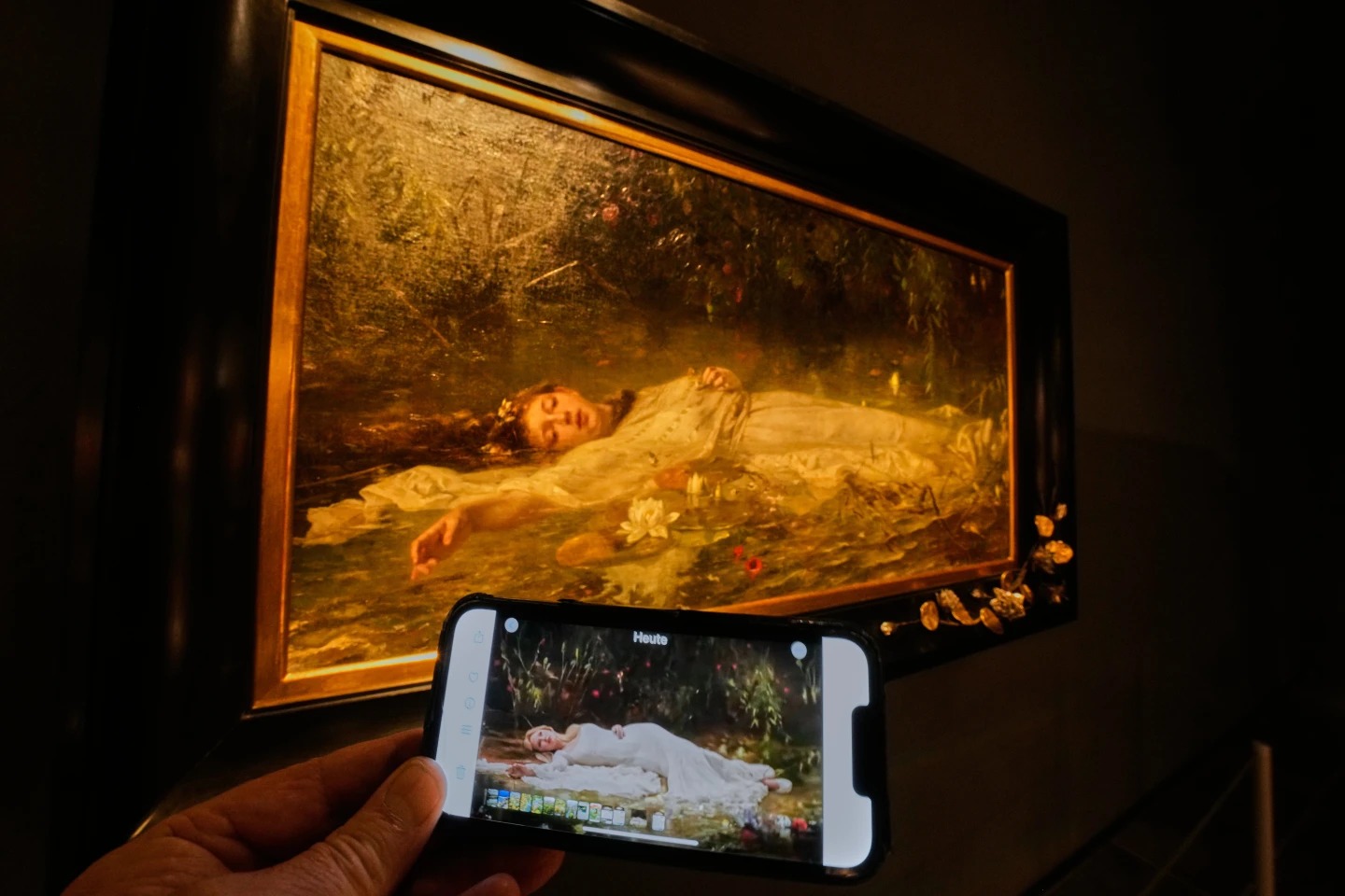 المشهد الافتتاحي من The Fate of Ophelia معروض أمام اللوحة في المتحف. (أ ب)