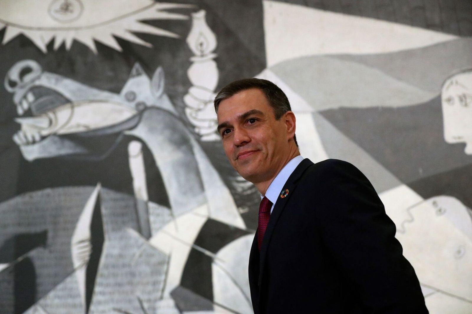 رئيس الوزراء الإسباني بيدرو سانشيز أمام “غرنيكا“. (أ ف ب)