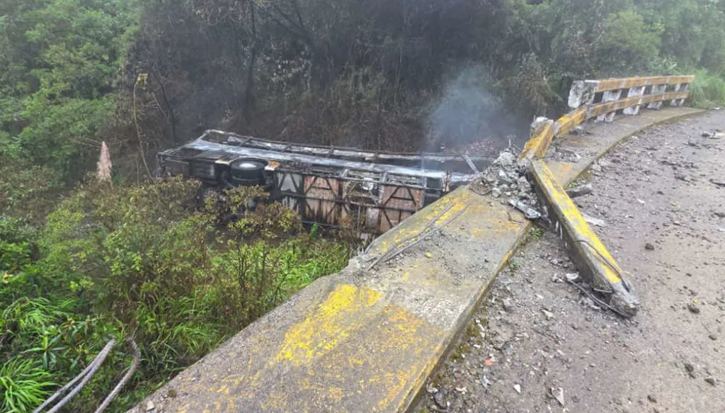 مقتل 11 شخصاً جراء سقوط حافلة في واد بالإكوادور (فيديو)