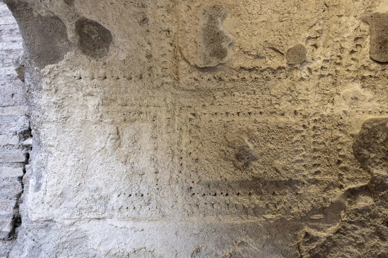 الزخارف الجصّية في ممرّ كومودوس. (منتزه الكولوسيوم الأثري)