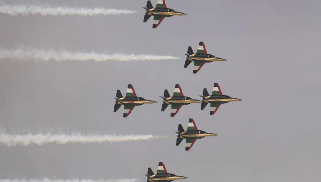 "من أبوظبي مروراً بإمارات الدولة"... مسيرة جوية تحتفي بـ"يوم العزم"