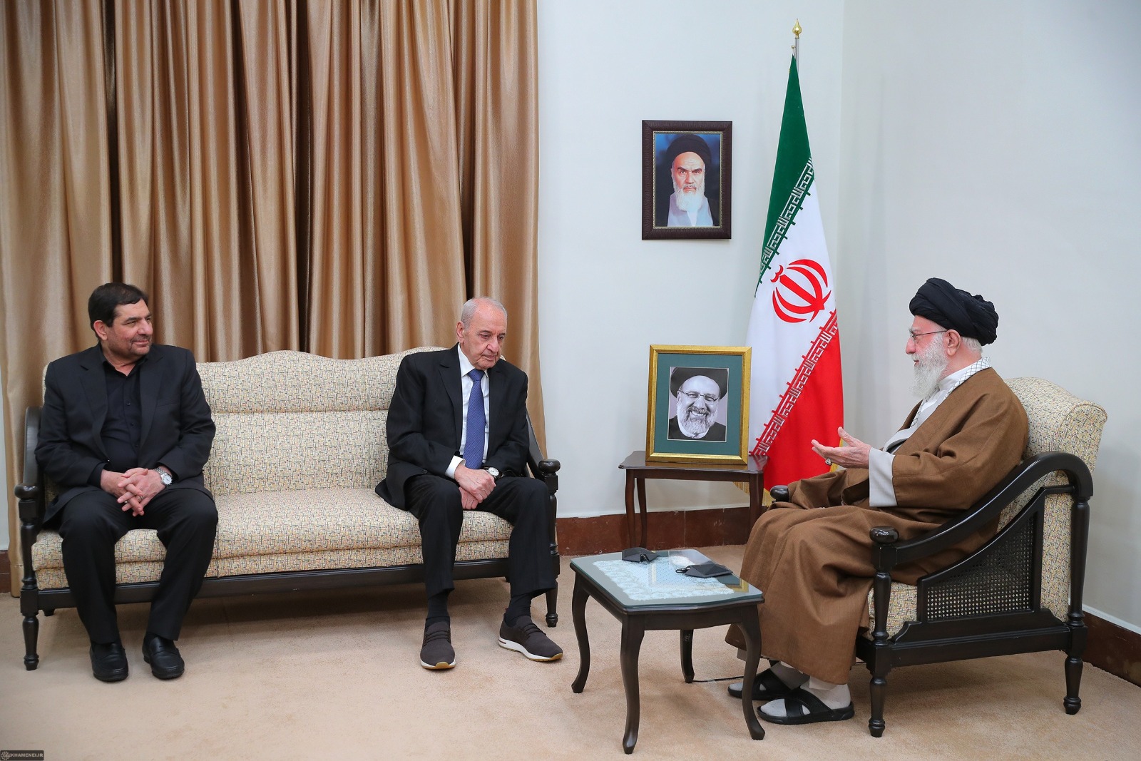 الرئيس نبيه برّي معزّياً السيد علي خامنئي بوفاة رئيس إيران حسن روحاني في طهران (أرشيفية)
