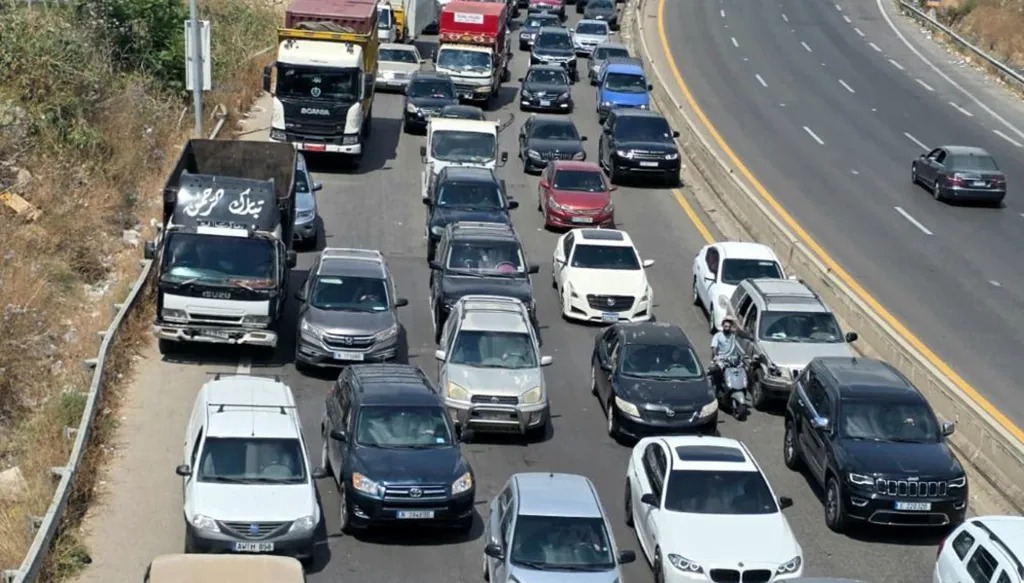أرتال من السيارات على الخط الساحلي نحو صيدا مع عودة نازحين إلى بعض قرى الجنوب.