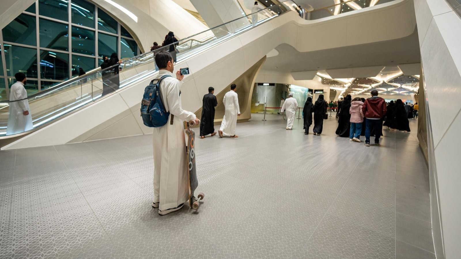 داخل إحدى محطات مترو الرياض. (واس)