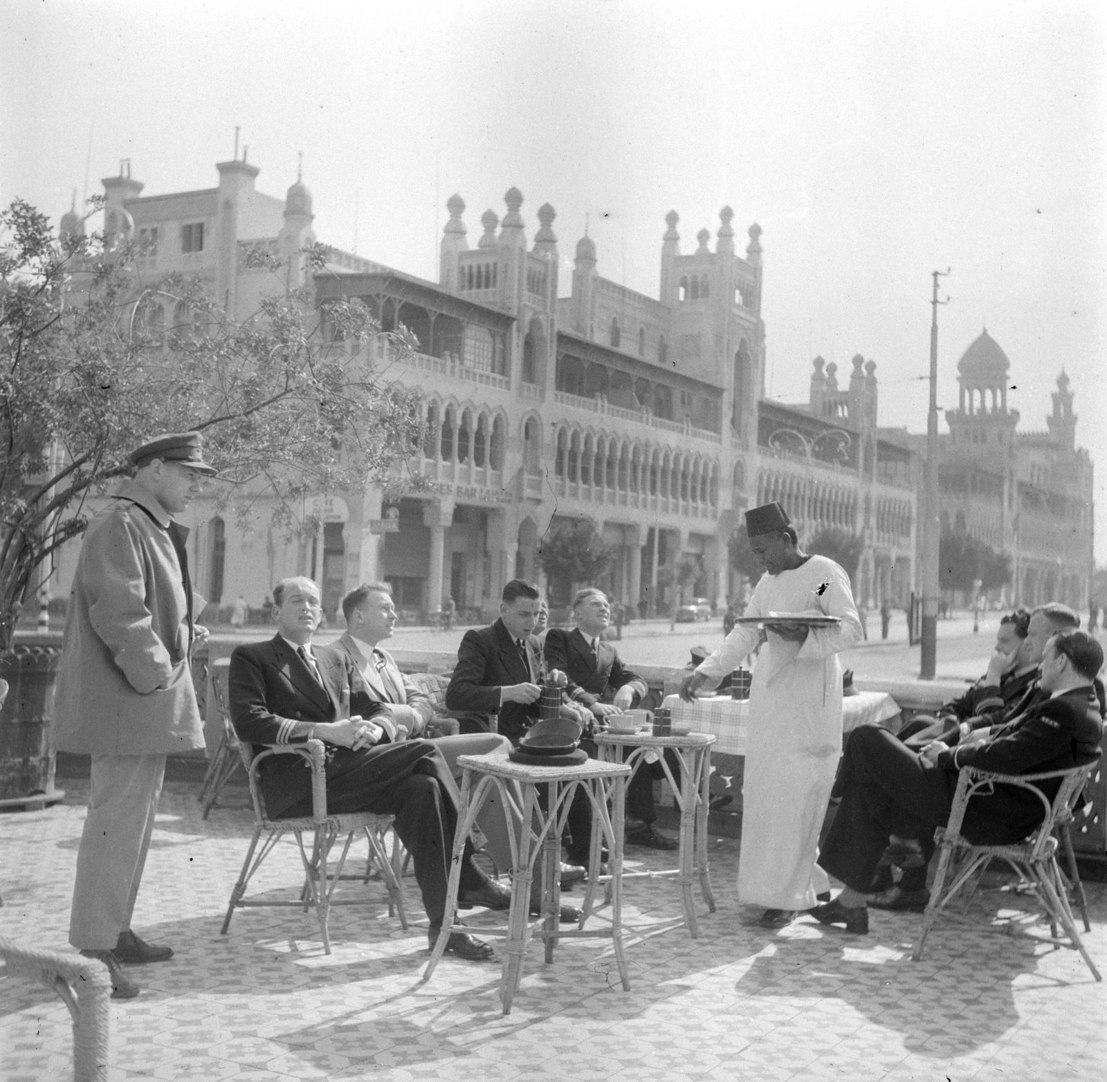 مقهى “جروبي الكوربة“ في شارع إبراهيم اللقاني، مصر الجديدة، نحو عام 1925. (إدوار لويس جوزيف إمبان)