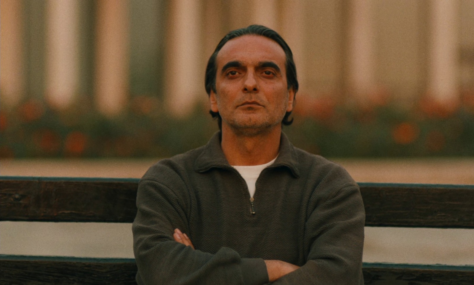 مشهد من فيلم ”طعم الكرز“ لعباس كيارستمي. (برايم فيديو)