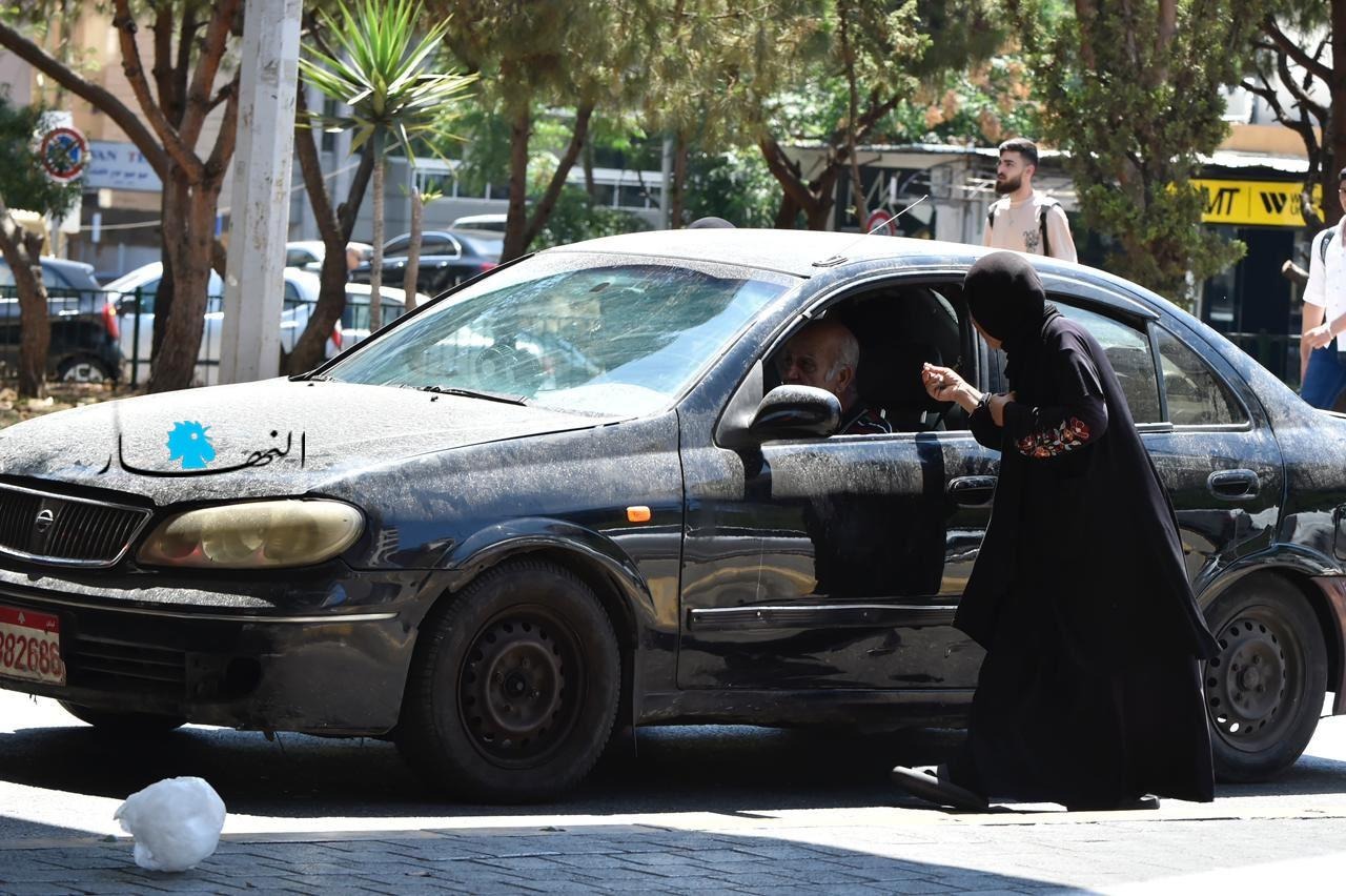 سيّدة متسوّلة في بيروت (حسام شبارو).