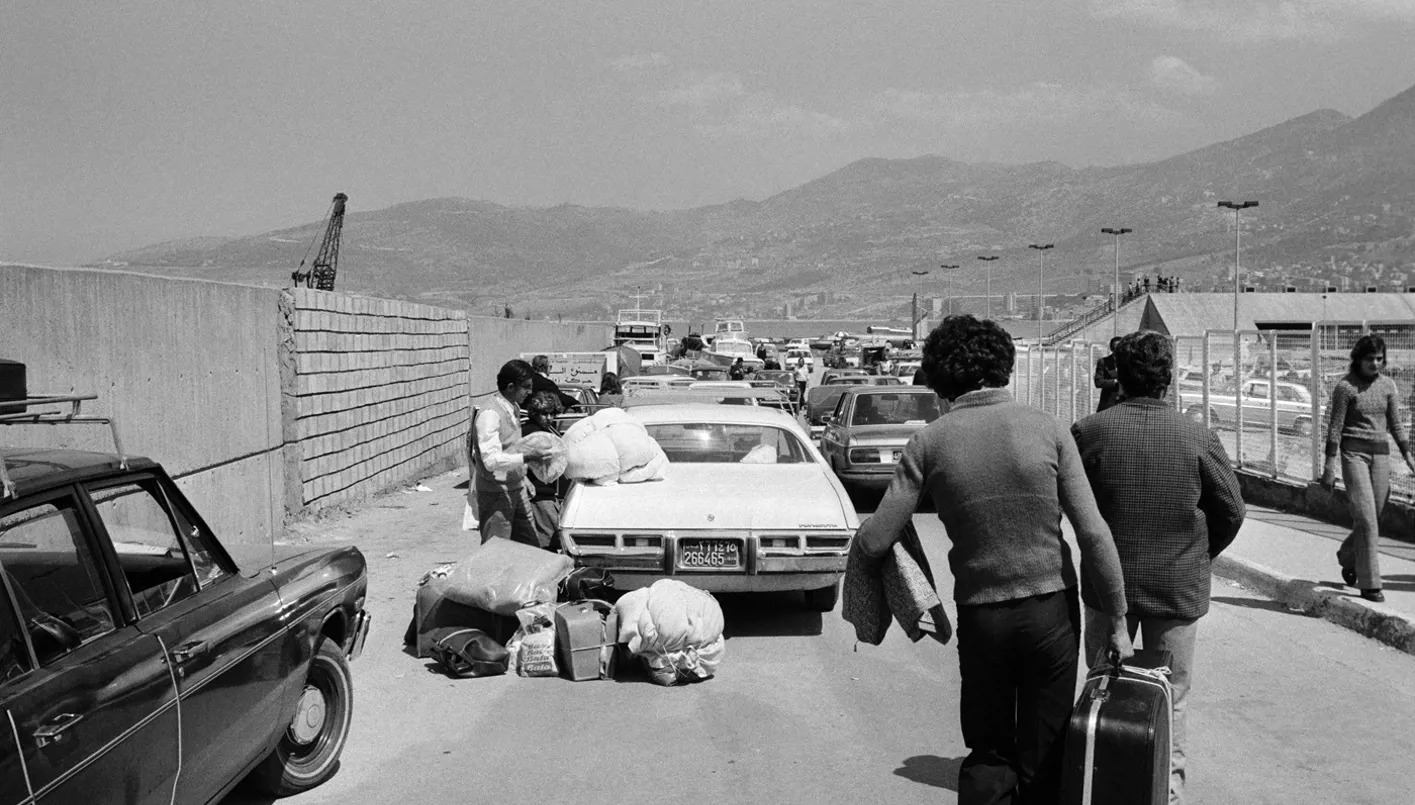 تُوثّق هذه الصورة لحظة إجلاء خلال الحرب الأهلية اللبنانية في بيروت(صورة أرشيفية- النهار)