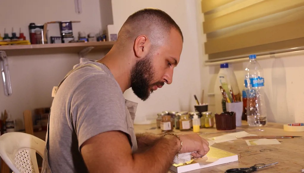 جيروم فرح يكتب أيقونة المسيح في مشغله (الصورة بشير فخري - النهار)
