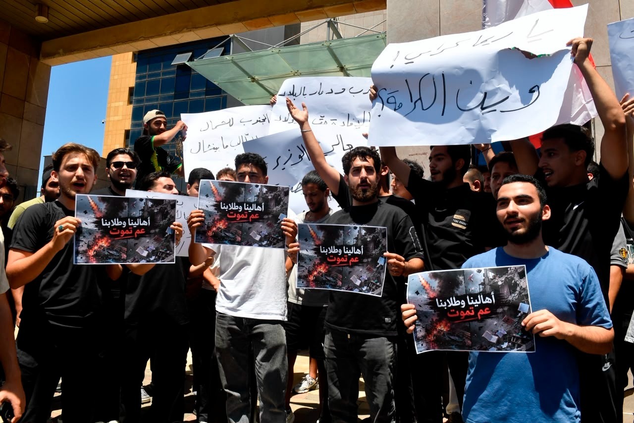 اعتصام أمام وزارة التربية (حسام شبارو).