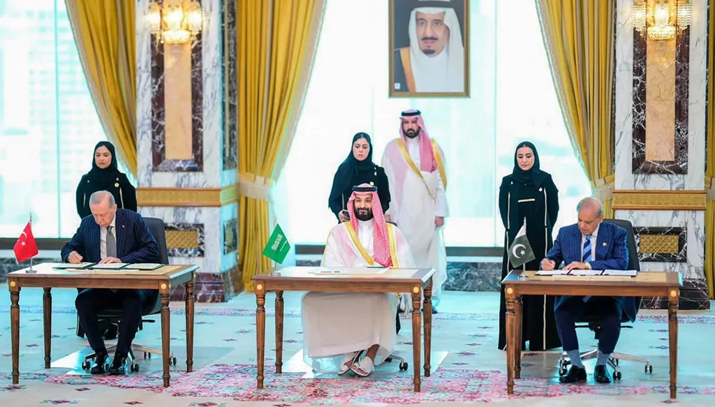 الاتفاق الدفاعي في مكة (أ ف ب).
