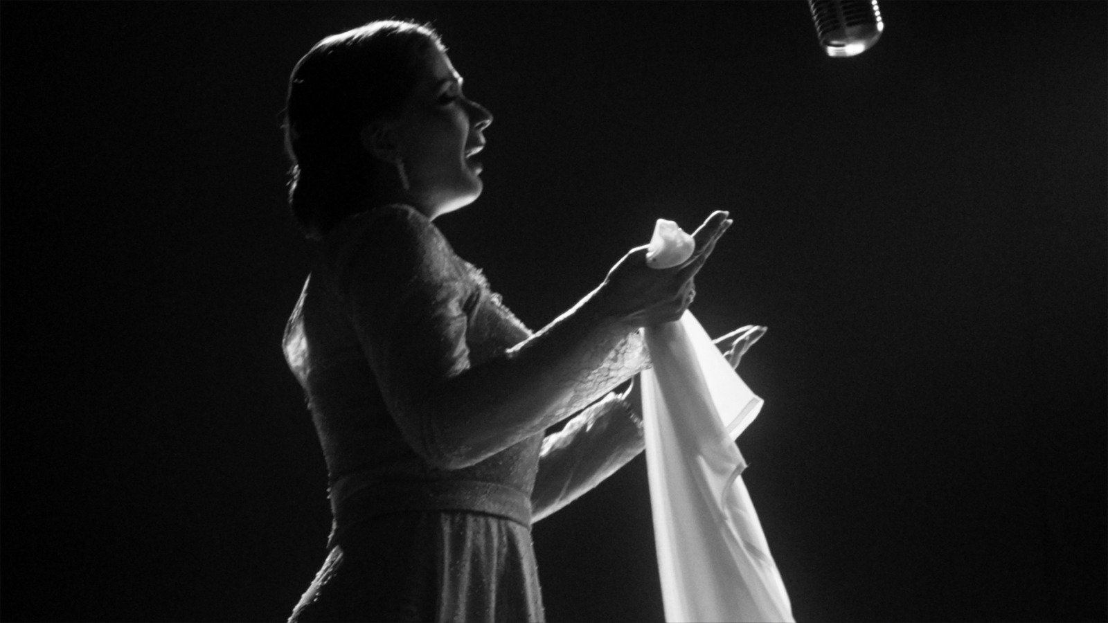 منى زكي في دور أم كلثوم.