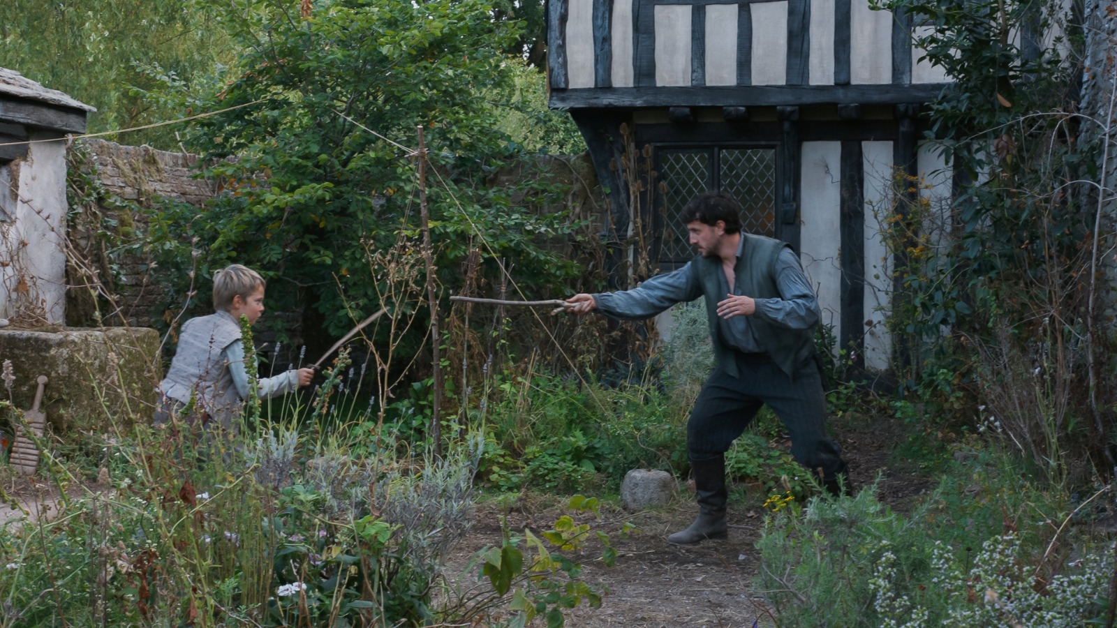 الأب وابنه على مسافة من الفاجعة. (Focus Features)