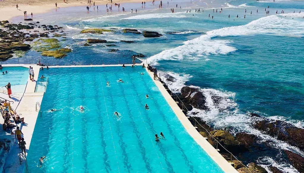 ماذا نعرف عن شاطئ بوندي الأسترالي حيث وقع الهجوم المسلّح اليوم؟