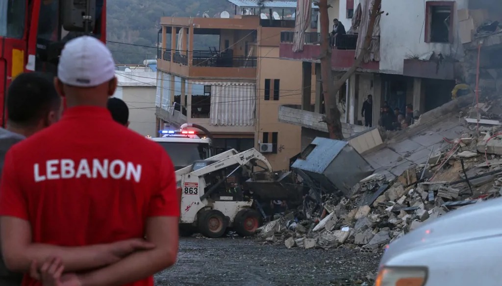رجال الإنقاذ يبحثون عن ناجين بعد غارة إسرائيلية استهدفت قرية جباع، جنوبي لبنان. (أ ف ب)