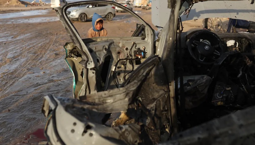 سيارة محترقة التي كان يستقلها القيادي في حماس رائد سعد لحظة اغتياله. (أ ف ب)