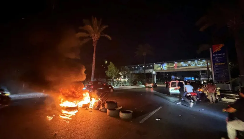 قطع طريق المطار من قبل مناصري "حزب الله" احتجاجاً على اتفاق الإطار مع إسرائيل، 27 حزيران / يونيو 2026 (أ ف ب).