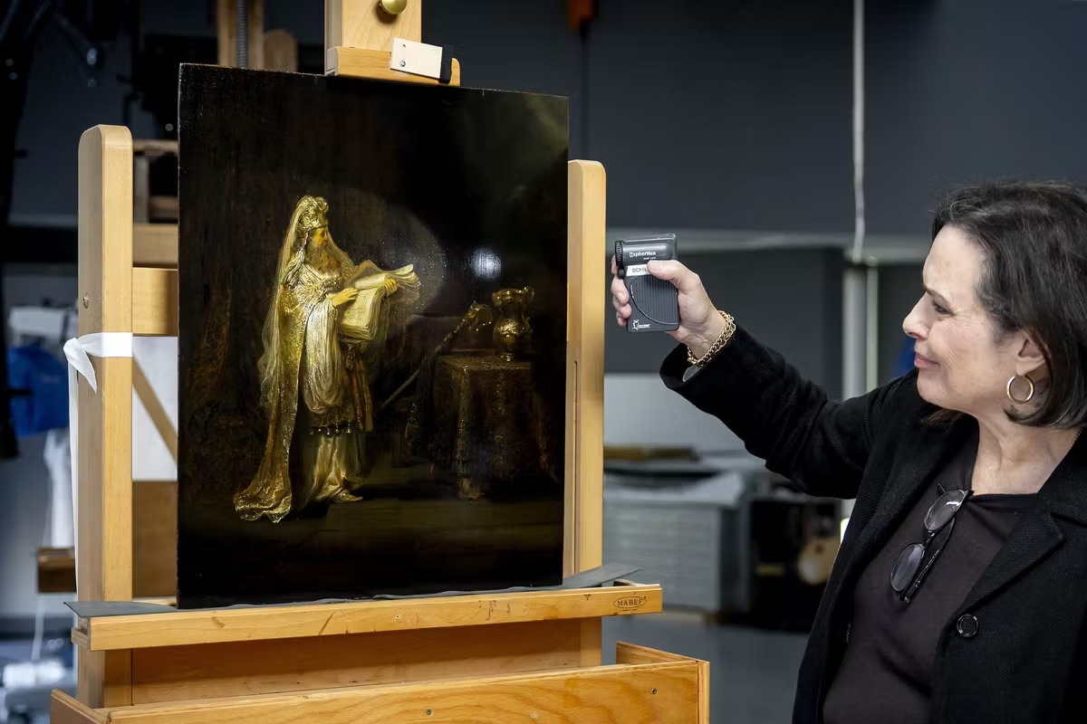 معاينة لوحة “رؤيا زكريا في الهيكل“ لرامبرانت. (أ ف ب)