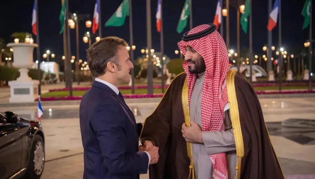 الرئيس الفرنسي إيمانويل ماكرون يستقبل ولي العهد السعودي الأمير محمد بن سلمان خلال زيارة سابقة إلى باريس. (أرشيف)
