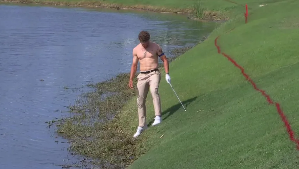 لقطة جنونية في الغولف... خلع قميصه لينجو فانتهى بالماء والطين (فيديو)