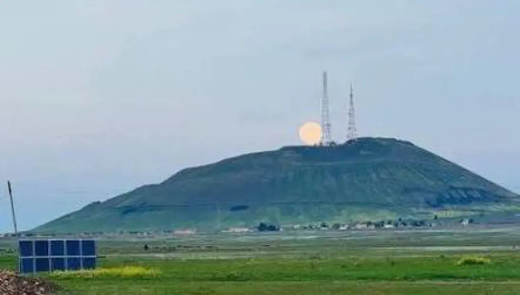 بالفيديو- أبخرة قرب جبل كوكب في الحسكة بعد هزّة... هل عاد نشاطه البركاني؟