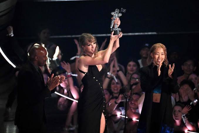 تايلور سويفت تتسلّم جائزة MTV للفيديو عام 2023 (أ ف ب).