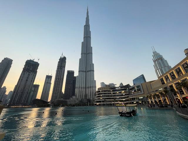 قوة الطلب على السلع غير النفطية، وتنوع سلاسل التوريد، وزيادة الاعتماد على الموردين المحليين، إلى جانب ارتفاع مستويات المخزون، ساعدت الشركات على إدارة الاضطرابات بصورة أكثر فاعلية(رويترز)