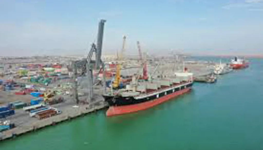 القوة البحرية العراقية تنفي تعرّض سفينة قرب ميناء خور الزبير لأي حادث