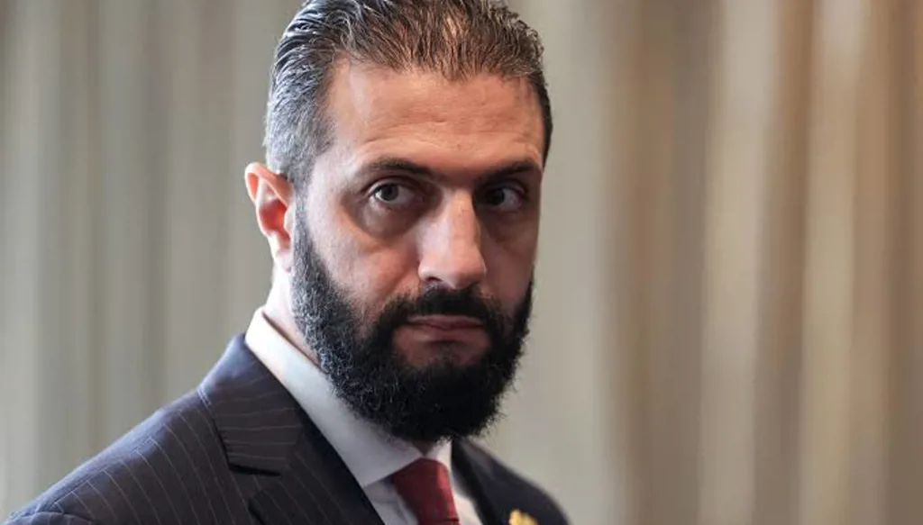 بدلة "الأستاذ" وعباءة "الجولاني": أحمد الشرع على ضفاف المشهد السوري