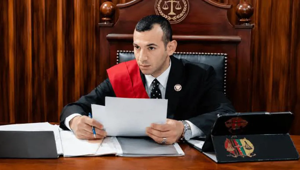 "القاضي المزيف" في مصر ينتظر الحكم… كيف خدع ضحاياه؟