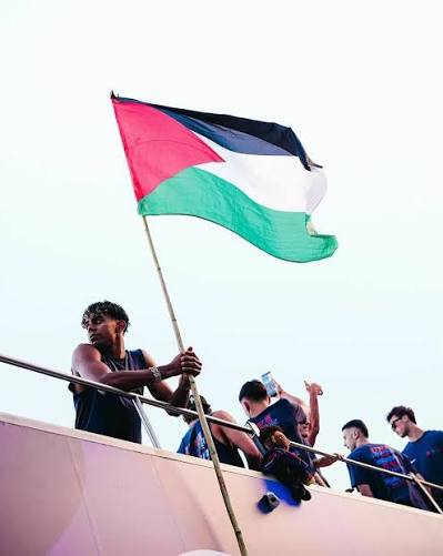 لامين يامال حاملاً العلم الفلسطيني. (اكس)