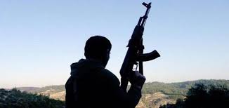 شاب يحمل سلاح كلاشينكوف (انترنت)