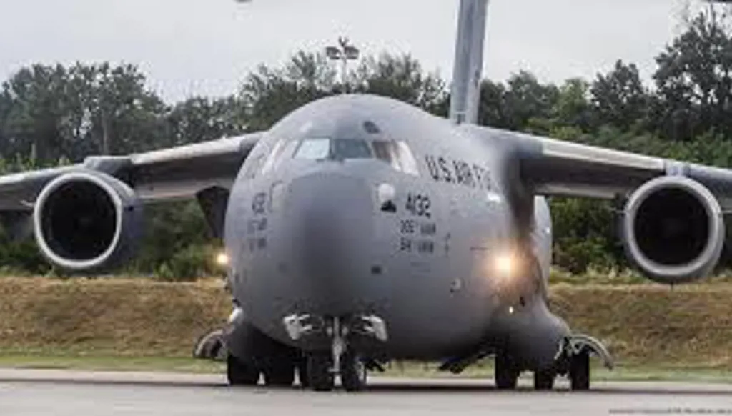 هبوط طائرة شحن أميركية داخل قاعدة عسكرية في الحسكة