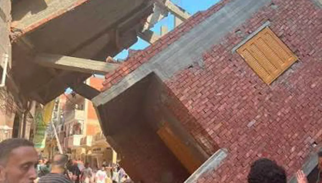 بالفيديو- انهيار مبنى من 3 طوابق بجوار مسجد في مصر