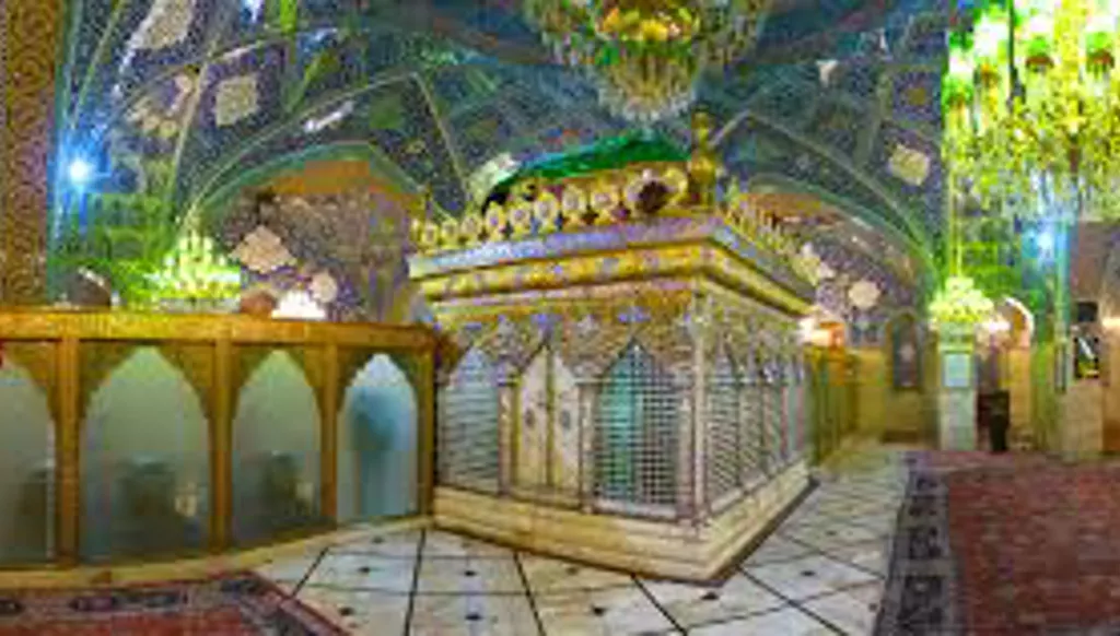 في ذكرى سقوط نظام الأسد… هذا ما جرى في مقام السيّدة رقية في دمشق (فيديو)