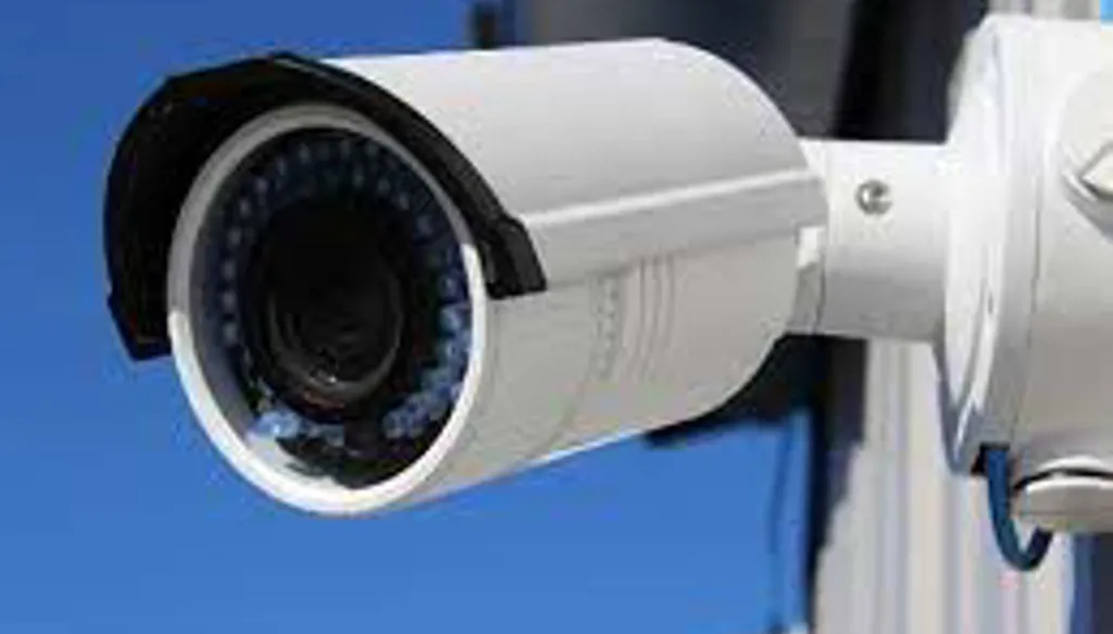 بالفيديو - كاميرا مرافبة تكشف ملابسات عمليّة سرقة بطلتها سيدة