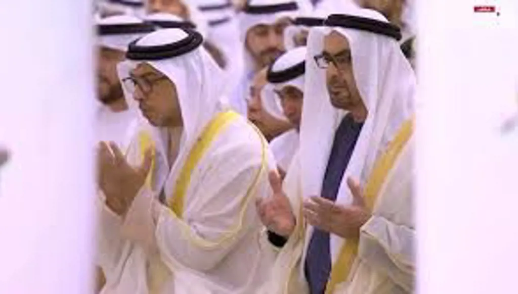 محمد بن زايد يؤدي صلاة عيد الفطر بجامع الشيخ زايد في أبوظبي