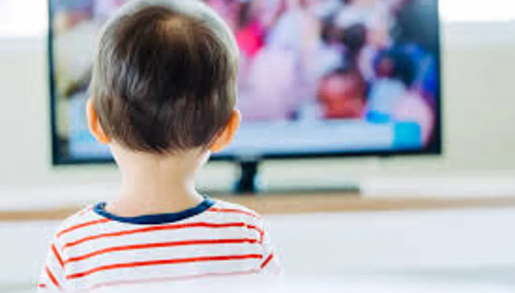 _حين تُطفأ العيون وتُضاء الشاشات_ حكاية الطفولة بين الضوء والغياب   (1)