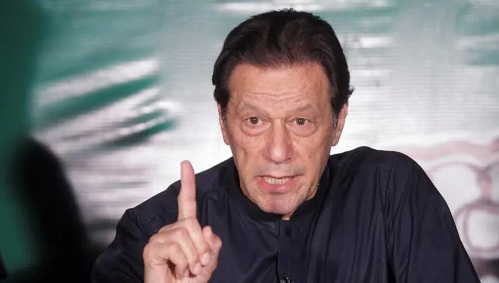 وزير باكستاني: عمران خان بصحة جيدة وأعيد للسجن