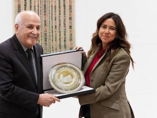 تتسلم درع فلسطين