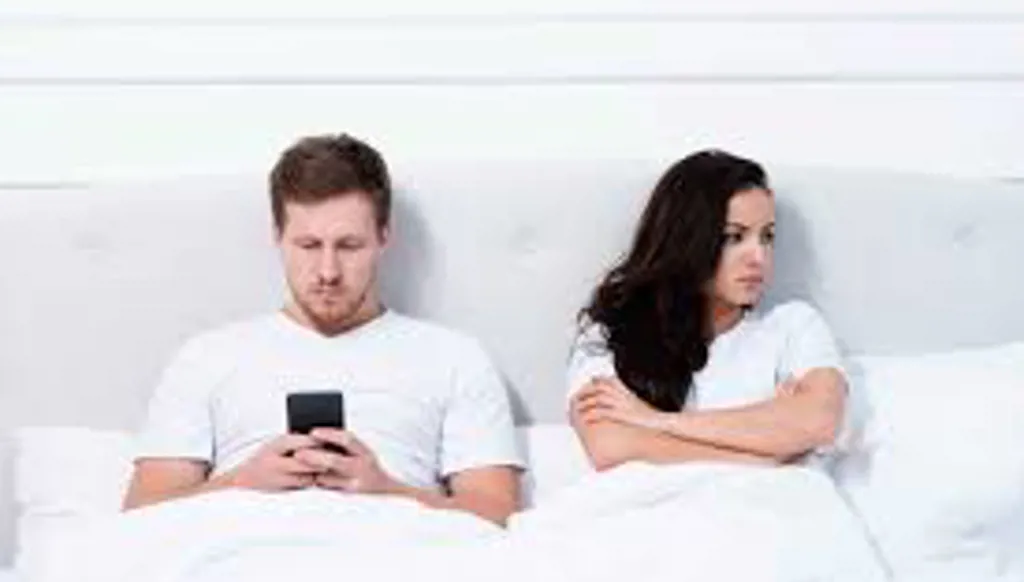 حين تتسلّل الشاشة إلى قلب البيت… هل ما زالت الخلافات تُصنع بين قلبين فقط؟