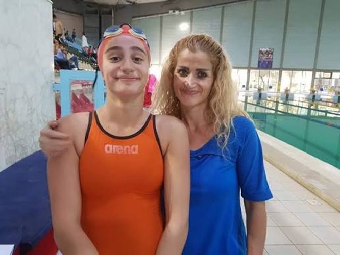 السباحة السورية إنانا سليمان مع والدتها.