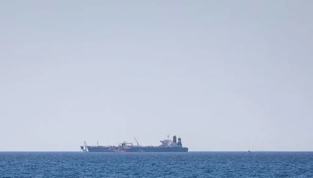 ناقلة بنمية تتعرض لإصابة مجهولة المصدر قبالة العراق