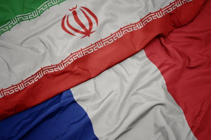علما فرنسا وإيران (أرشيفية).